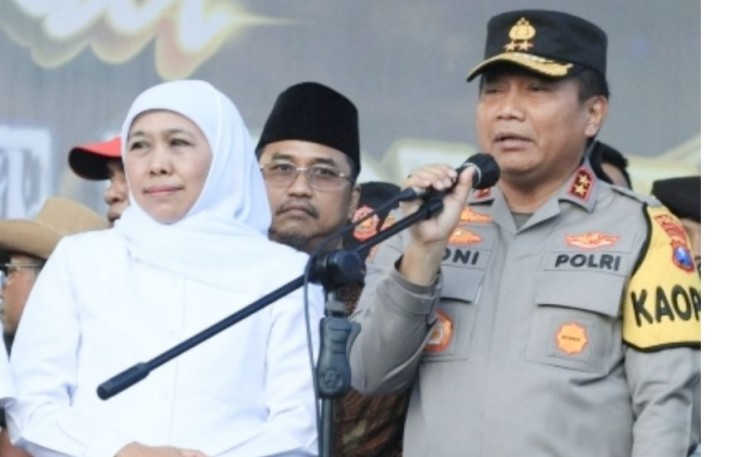 Kapolda Jatim Irjen Pol Toni Harmanto bersama gubernur Khofifah Indar Parawansa saat peringatan hari Buruh Internasional di kantor gubernur, Senin (1/5)