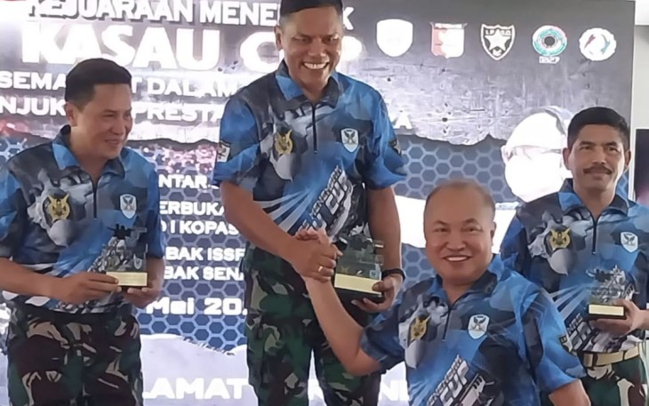Wadan Koharmatau Marsma TNI Joseph Rizki Prabowo saat menerima trophy juara dari Wakasau Marsdya TNI Agustinus Gustaf Brughman, di Jakarta Rabu (3/5)