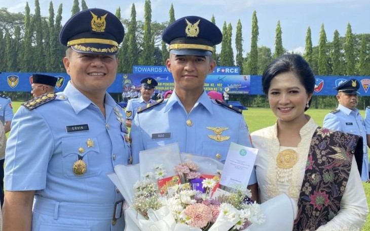 Dirren Koharmatau Kolonel Tek Stevanus Ervin bersama keluarga usai pelantikan, Yogyakarta (2/5)