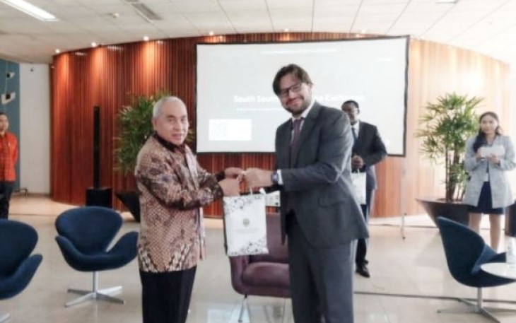 Gubernur Kaltim Dr H Isran Noor saat bertemu Raoni Rajao di Brazil, Selasa (2/5)