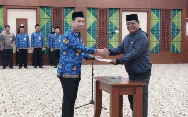 Gubernur Kalsel, Sahbirin Noor (kanan) menyerahkan SK kepada PNS yang dilantik di Gedung KH Idham Chalid Banjarbaru, Kamis (4/5)