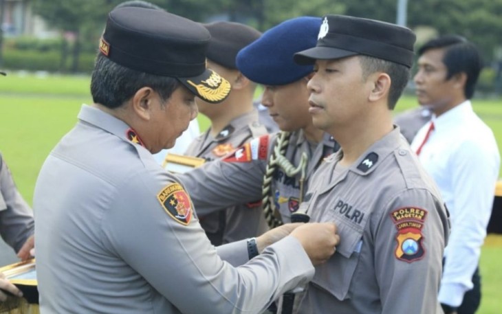 Kapolda Jatim Irjen Pol Toni Harmanto saat memberikan penghargaan personel Polresta Malang Kota