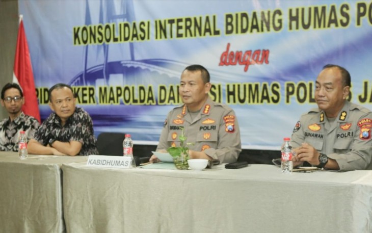 Kabid Humas Polda Jatim Kombes Dirmanto saat memberikan sosialisasi, Kamis (4/5)