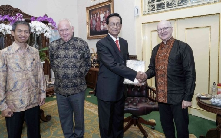 Gubernur DIY Sri Sultan Hamengkubuwono X saat menerima kunjungan Dubes Belgia H.E Frank Felix di Gedhong Wilis, Yogyakarta, Kamis (4/5)