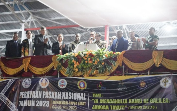 Pangdam XVIII/Kasuari Mayjen TNI Gabriel Lema saat mengikuti perayaan Paskah Nasional tahun 2023, Kamis (4/5)