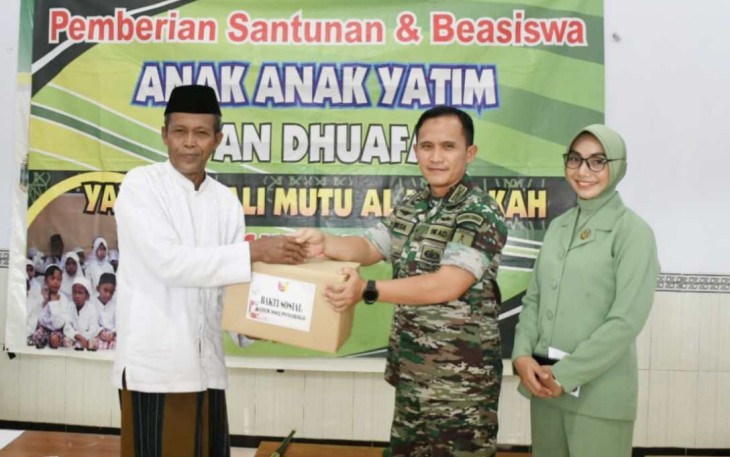 Dandim 0802/Ponorogo Letkol Inf Hirta Juni Adriansyah saat memberikan bantuan