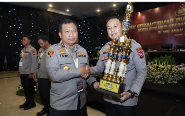 Kapolda Jatim Irjen Pol Toni Harmanto saat memberikan piala kepada Kapolres Gresik AKBP Adhitya Panji Anom