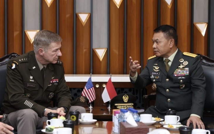 Kasad Jenderal TNI Dudung Abdurachman saat berbincang dengan Kepala Staf US Army General James Charles McConville di Mabesad Jakarta, Jum'at (12/5)