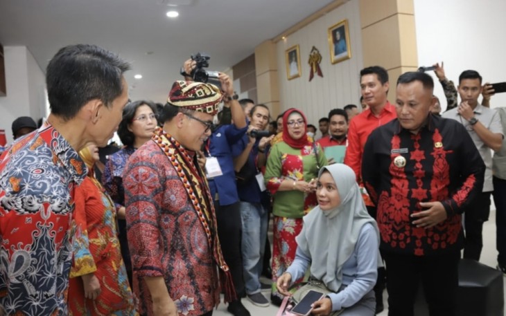 MenPANRB Abdullah Azwar Anas saat berdialog dengan masyarakat di MPP Lampung