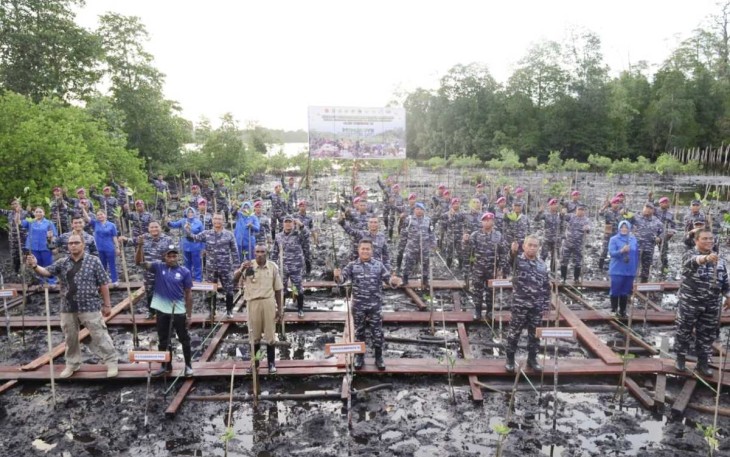Pangkoarmada III Laksda TNI Agus Hariadi tanam mangrove 