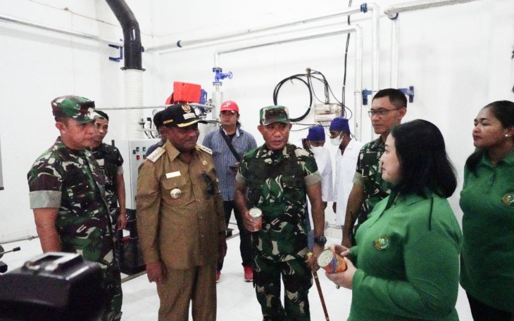 Pangdam XVIII/Kasuari Mayjen TNI Gabriel Lema saat meninjau pabrik pengalengan ikan di Teluk Bintuni, Selasa (16/5)