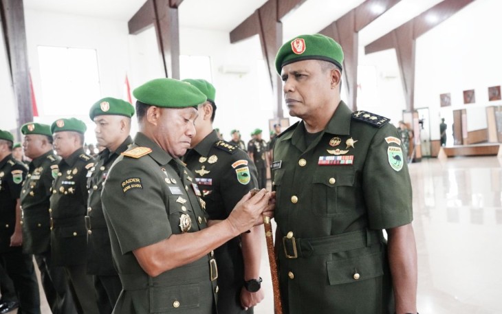 Pangdam XVIII/Kasuari Mayjen TNI Gabriel Lema saat Lantik Letkol Inf Syawaludin Abuhasan sebagai Kapendam
