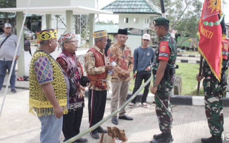 Dansatgas Yonarmed 10/Brajamusti Mayor Arm Adi Kurniawan saat tradisi adat penerimaan bersama tetua adat di perbatasan 