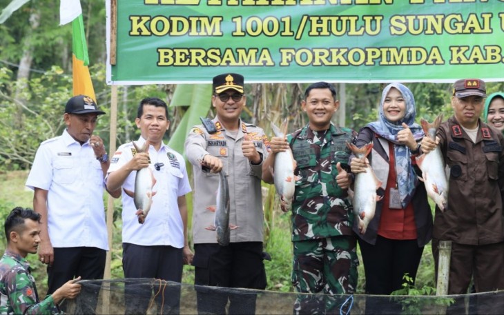 Dandim 1001/HSU-BLG Letkol Inf Dhuwi Hendradjaja saat panen ikan patin