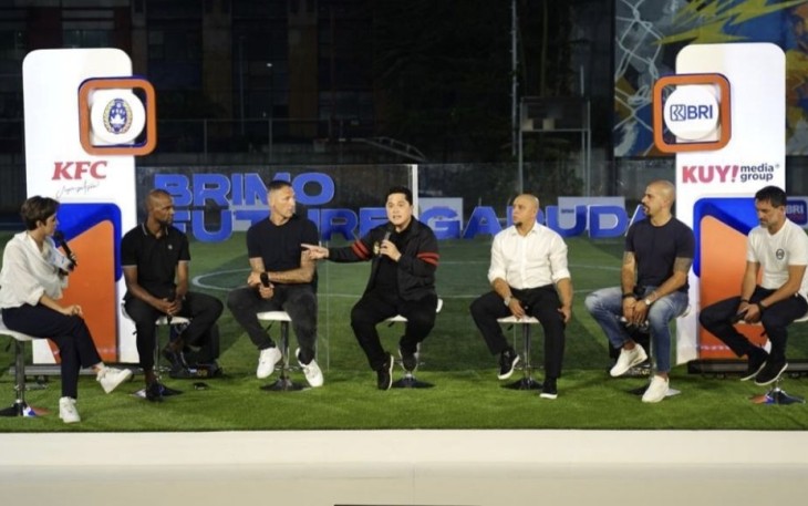 Ketum PSSI Erick Thohir saat talkshow bersama lima legenda sepakbola dunia di stadion BRI BRILiaN Jakarta, Selasa (30/5)