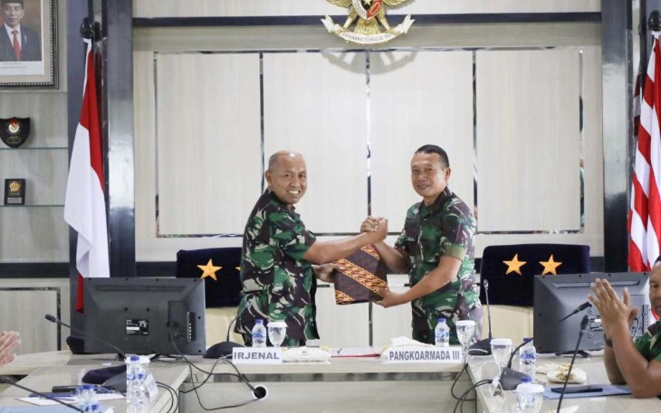 Pangkoarmada III Laksda TNI Rachmad Jayadi saat menerima laporan audit kinerja