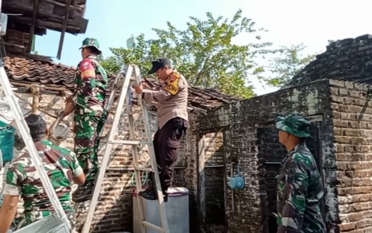 Pembongkaran atap rumah warga Winong