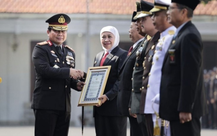Kapolda Jatim Irjen Pol Toni Harmanto saat memberikan penghargaan ke Gubernur Jatim Khofifah Indar Parawansa, Sabtu (1/7)