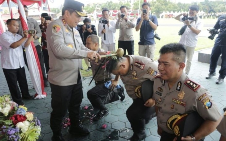 Kapolda Jatim Irjen Pol Toni Harmanto saat tradisi penyiraman air personelnya naik pangkat di mapolda Jatim Surabaya, Sabtu (1/7)