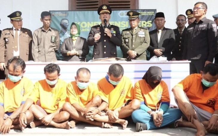 Kapolres Probolinggo Kota AKBP Wadi Sa'bani saat memberikan keterangan pers, Senin (3/7)