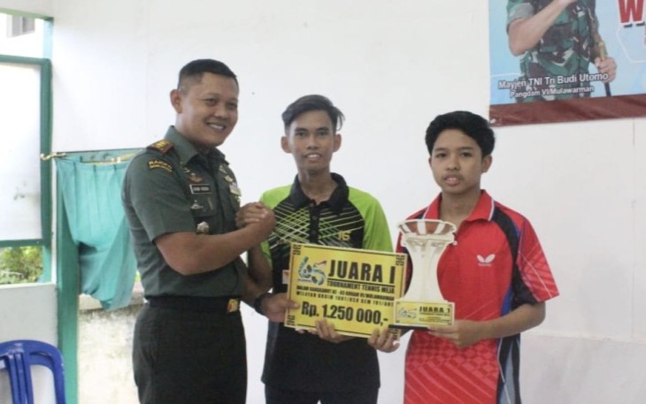 Dandim 1001/HSU-BLG Letkol Inf Dhuwi Hendradjaja saat memberikan hadiah pemenang turnamen tenis meja. Kamis (6/7) 