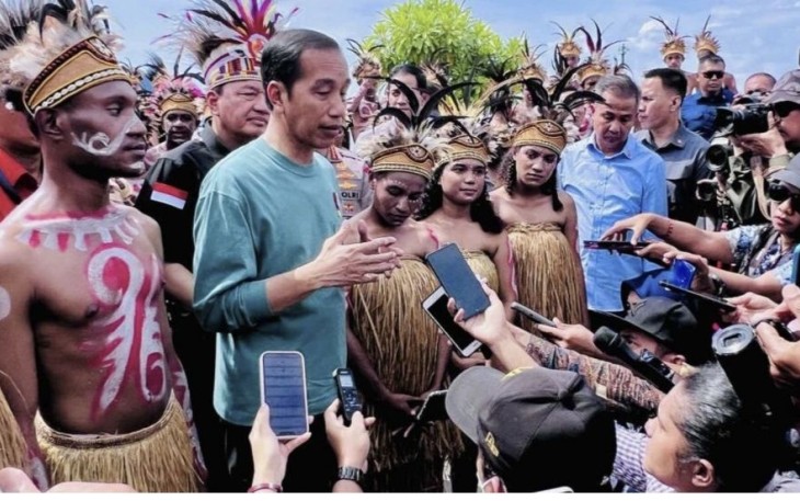 Presiden Joko Widodo saat memberikan keterangan pers di ajang Papua Street Carnival, Jayapura, Jum'at (7/7)