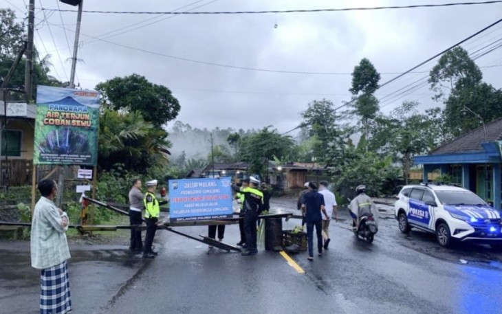 Pengalihan arus lalu lintas hindari jalur longsor jalan penghubung Kabupaten Malang - Lumajang