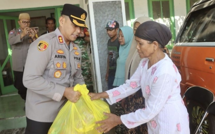 Kapolres Probolinggo AKBP Teuku Arsya Khadafi saat memberikan bansos, Jum'at (7/7)