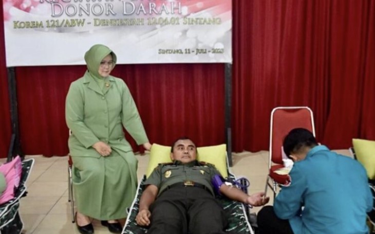 Danrem 121/Abw Brigjen TNI Pribadi Jatmiko saat donor darah, Selasa (11/7)