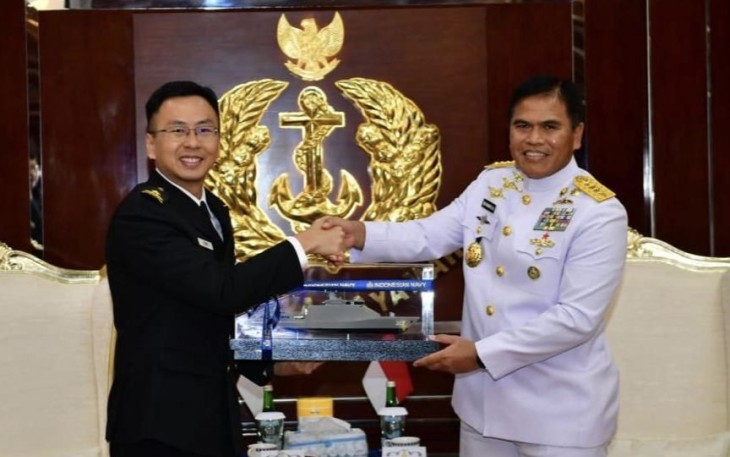 Kasal Laksamana TNI Muhammad Ali menerima cenderamata dari Chief of Navy RSN RADM Sean Wat di Mabesal, Jakarta, Kamis (13/7)