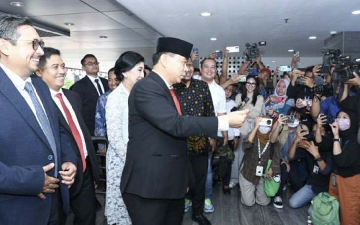 Menteri Budi Arie Setiadi menyapa jurnalis saat tiba di kantor Kominfo, Senin (17/7)