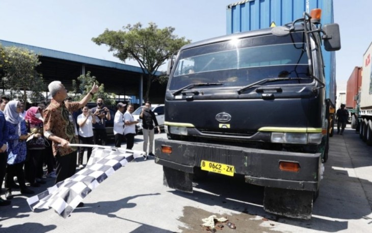 Ganjar Pranowo saat melepas ekspor benang ke India, dan Brazil di pabrik Duniatex Group Demak, Selasa (18/7)