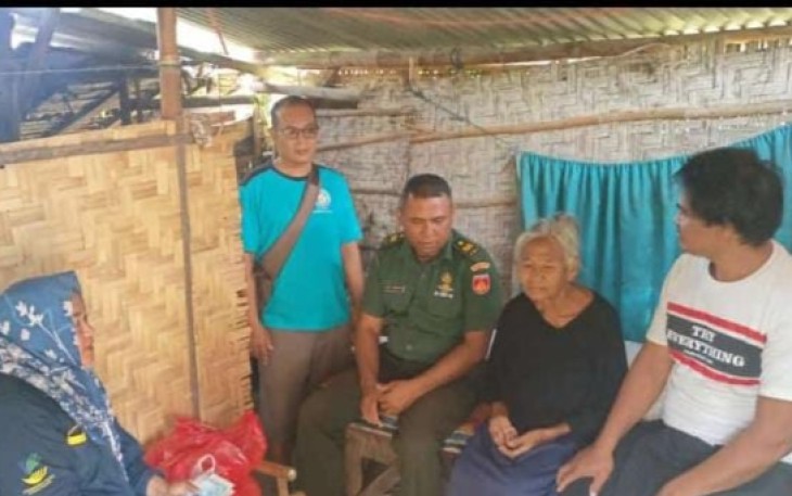 Kartini, penderita kanker saat dikunjungi TKSK, relawan dan anggota Koramil