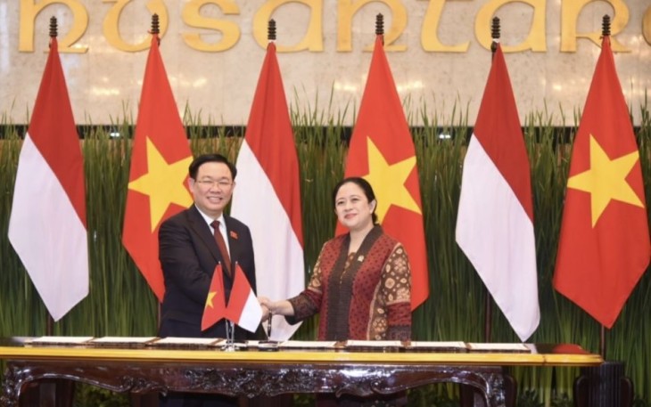 Ketua DPR RI Puan Maharani bersama Ketua Majelis Nasional Vietnam Vuong Dinh Hue usai penandatanganan MoU di gedung Nusantara Komplek Parlemen Senayan Jakarta, Jum'at (4/8)