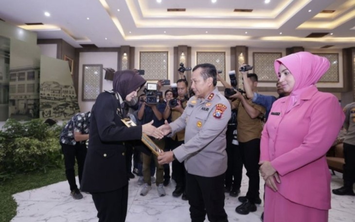 Kapolda Jatim Irjen Pol Toni Harmanto saat memberikan penghargaan pin emas Briptu Tiara di gedung Mahameru, Mapolda Jatim, Jum'at (4/8)