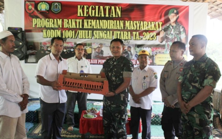 Dandim 1001/HSU-BLG Letkol Inf Dhuwi Hendradjaja saat memberikan bibit ayam ke warga, Rabu (9/8)