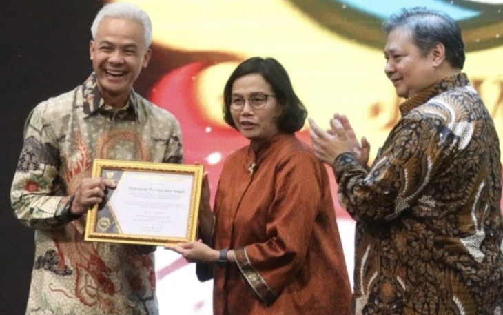 Gubernur Jateng Ganjar Pranowo saat menerima penghargaan dari Menteri Keuangan Sri Mulyani dalam KUR Award 2013 di Pos Bloc Jakarta, Rabu (9/8)