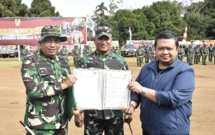 Danrem 023/KS Kolonel Inf Lukman Hakim saat saksikan penyerahan berita acara hasil pelaksanaan TMMD ke 117 Kodim 0212/TS ke Bupati Tapsel H Dolly Putra Parlindungan Pasaribu di lapangan SMAN 1 Sitinjak Kabupaten Tapsel, Kamis (10/8)