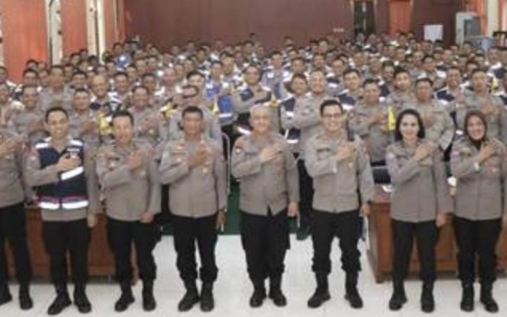 Dirbinmas Polda Jatim Kombes Pol Asep I Rosadi foto bersama personel di Mapolres Trenggalek, Kamis (10/8)