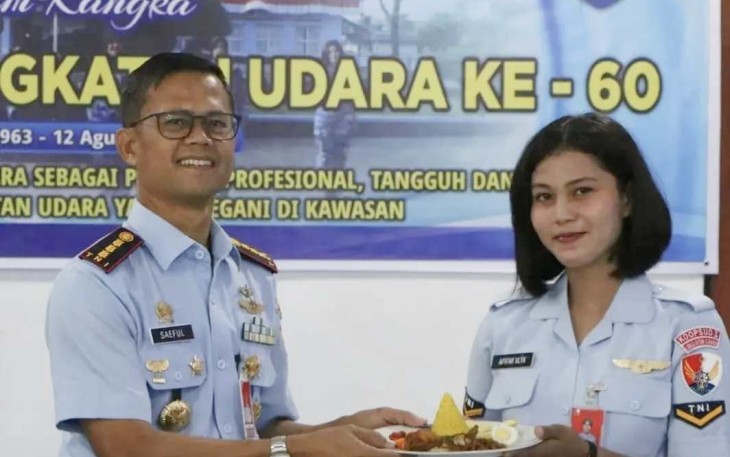 Danlanud Sutan Sjahrir Kolonel Nav Saeful Rakhmat memberikan nasi tumpeng syukuran HUT WARA ke 60, Senin (14/8)