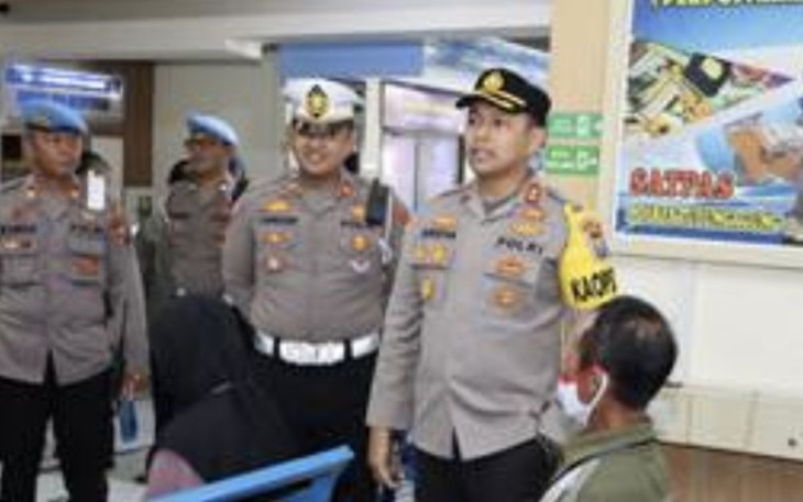 Kapolres Tulungagung AKBP Teuku Arsya Khadafi saat sidak pelayanan satpas, Kamis (24/8)