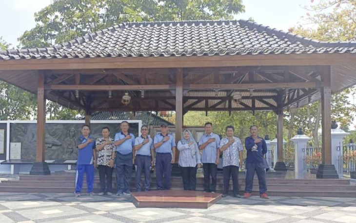 Foto bersama staf Kemensos di Monumen Perjuangan TNI Angkatan Udara Ngoto, Bantul, Jum'at (25/8)