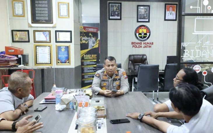 Kabid Humas Polda Jatim Kombes Dirmanto saat memberikan keterangan pers, Jum'at (25/8)