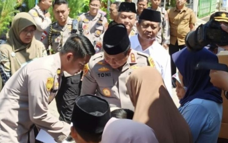 Kapolda Jatim Irjen Pol Toni Harmanto saat Jum'at curhat di desa Jambangan, Pasuruan Kota, Jum'at (25/8)