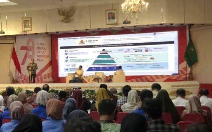 Menkominfo Budi Arie Setiadi saat memberikan sambutan di Kantor Gubernur Riau, Jum'at (25/8)
