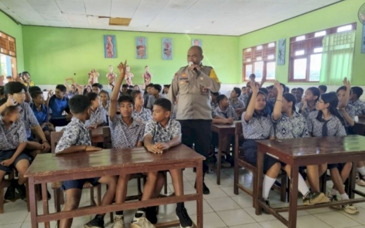 Iptu Danial Agripa Tefnai saat memberikan sosialisasi, Kamis (31/8)