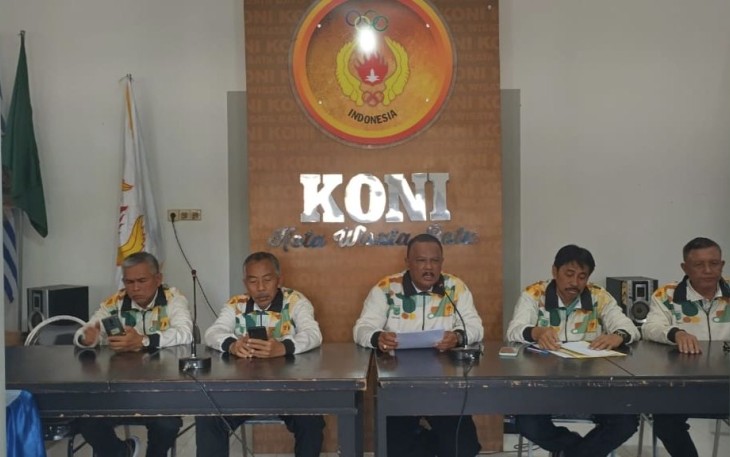 Ketua Umum KONI Kota Batu Sentot Ari Wahyudi, S.Sos., M.M saat menggelar konferensi pers di kantor KONI Kota Batu. Kamis (31/8)