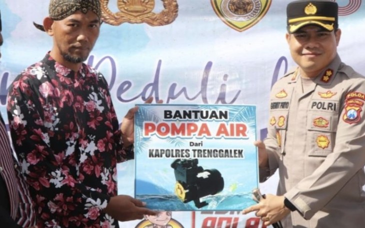 Kapolres Trenggalek AKBP Gathut Bowo Supriyono saat menyerahkan bantuan sumur bor, Jum'at (1/9)