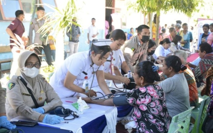 Pengobatan gratis warga desa Pariti Kecamatan Sulamu, Sabtu (9/9)