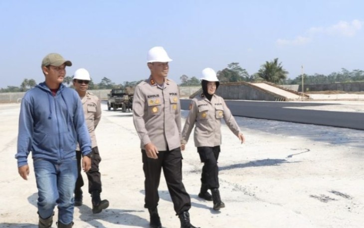 Kapolres Malang AKBP Putu Kholis Aryana saat meninjau lokasi pembangunan Satpas SIM, Selasa (19/9)
